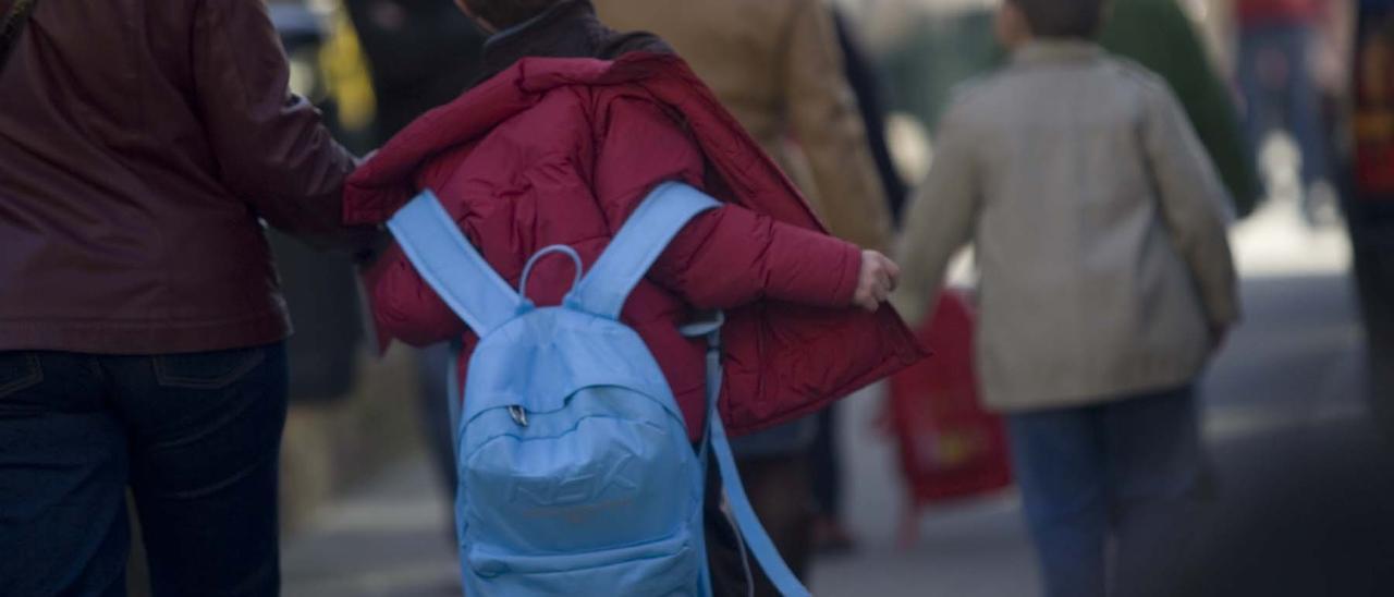 Niños a la salida de un colegio en Avilés.