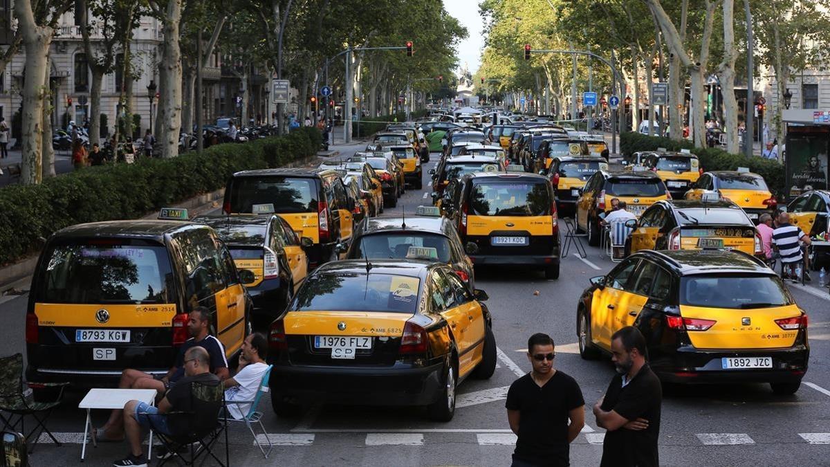 Huelga de taxistas en la Gran Via de Barcelona