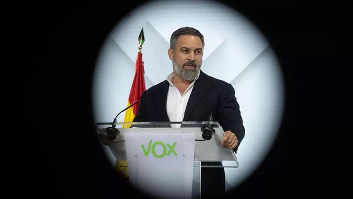 El presidente de VOX, Santiago Abascal, durante una rueda de prensa, en la sede del partido, este lunes.