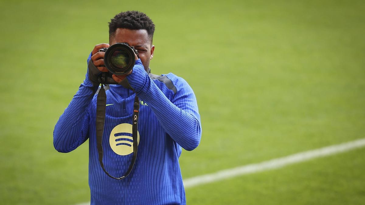 IMAGEN SPORT ¡Ansu Fati en el Prat rumbo a Mónaco!