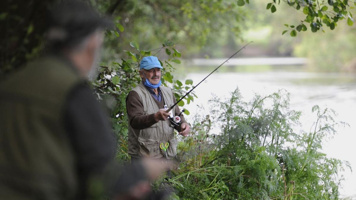 Una edición anterior del concurso internacional de pesca de salmón. |   // BERNABÉ