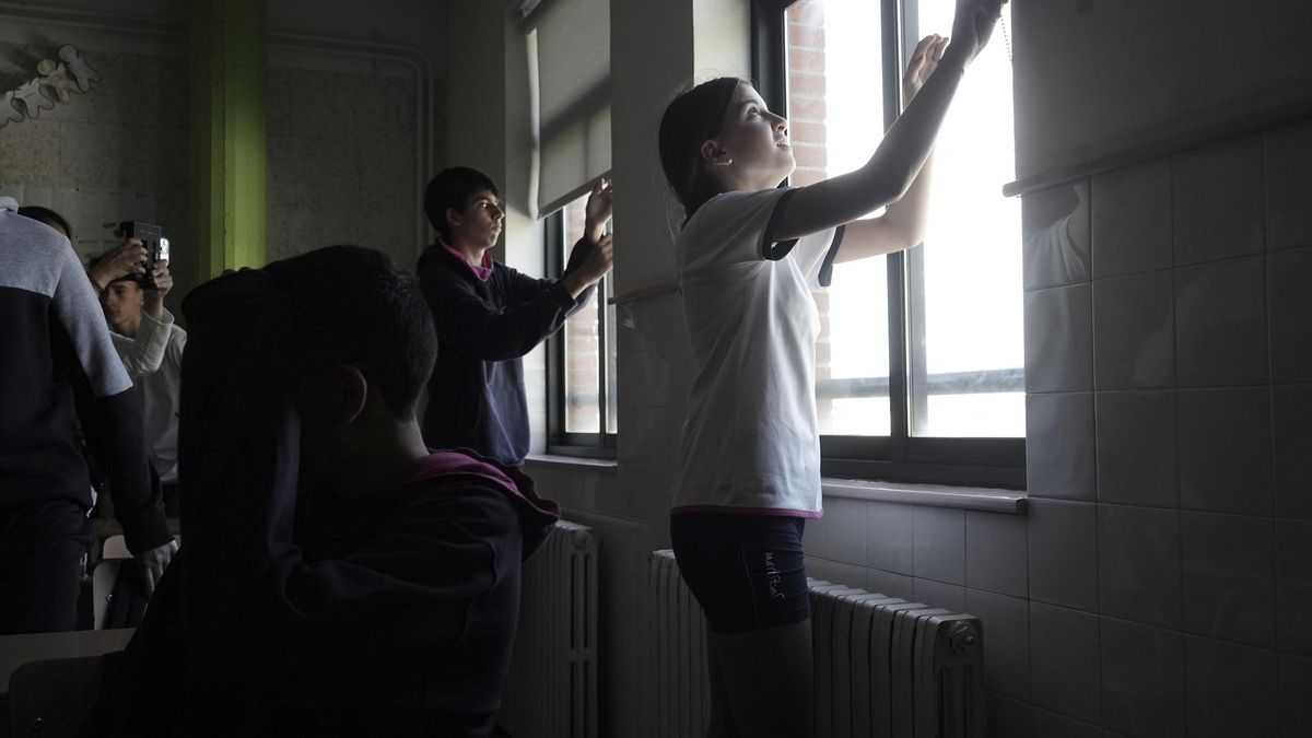 Els alumnes de l'escola els Maristes d'Igualada tanquen les finestres durant el simulacre de risc químic