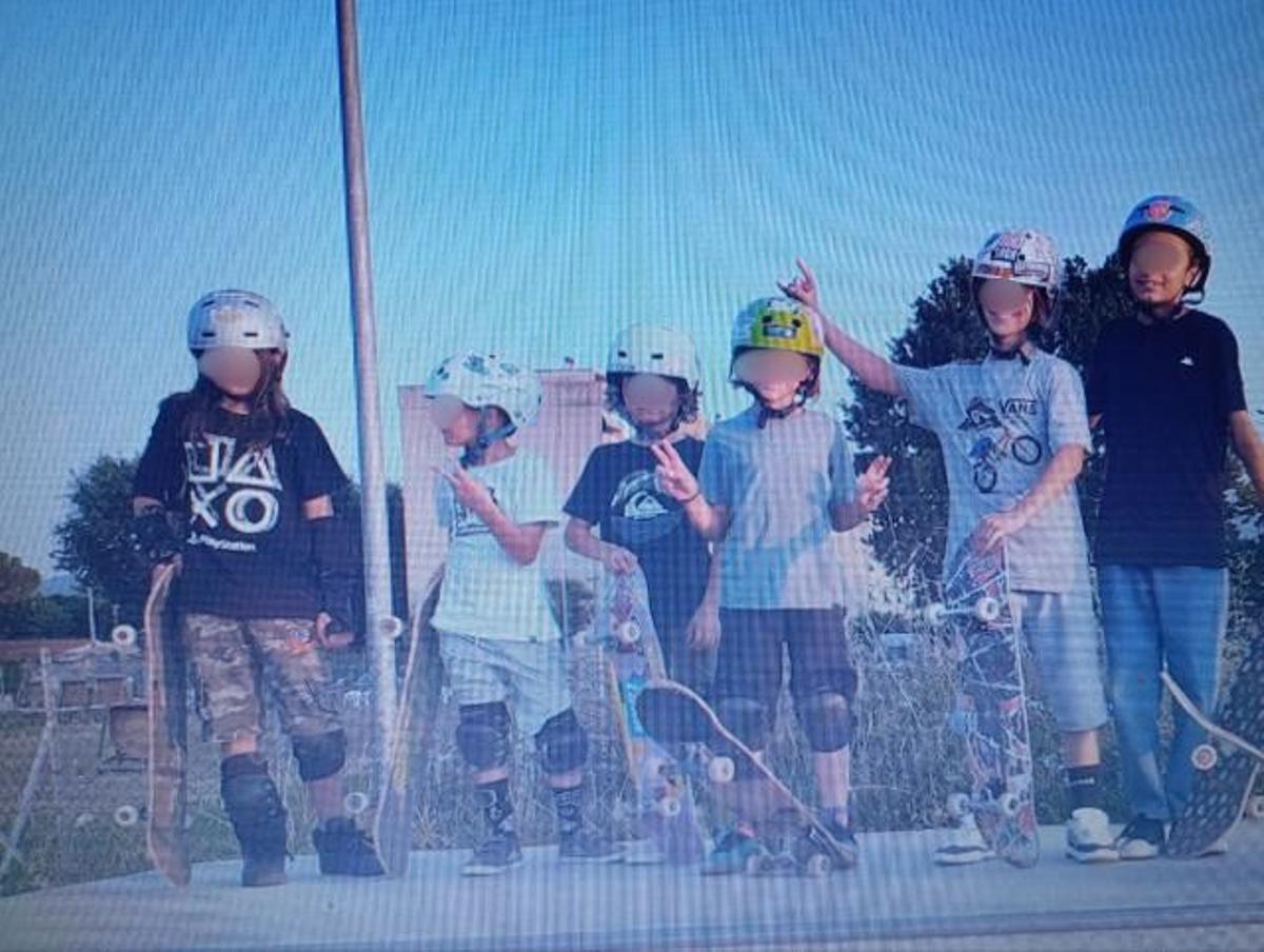 Bruno, patinando con un grupo de amigos