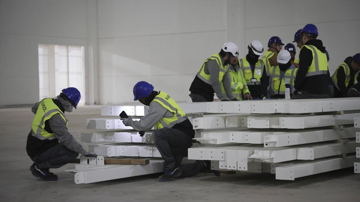 Superingenieros coreanos inician la instalación del ‘corazón’ tecnológico de la gigafactoría de baterías de Sagunt