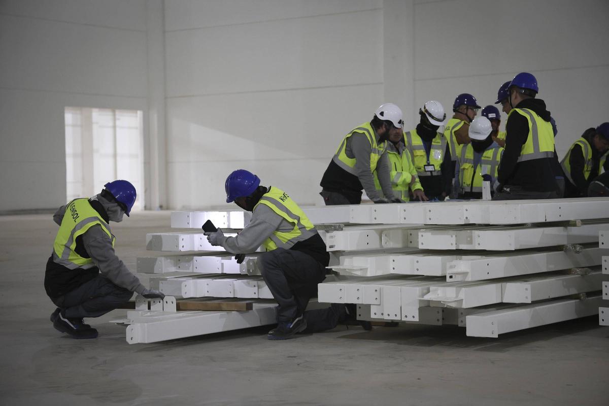 Parte del grupo de superingenieros coreanos de la empresa K-Ensol, ayer, en la gigafactoría.