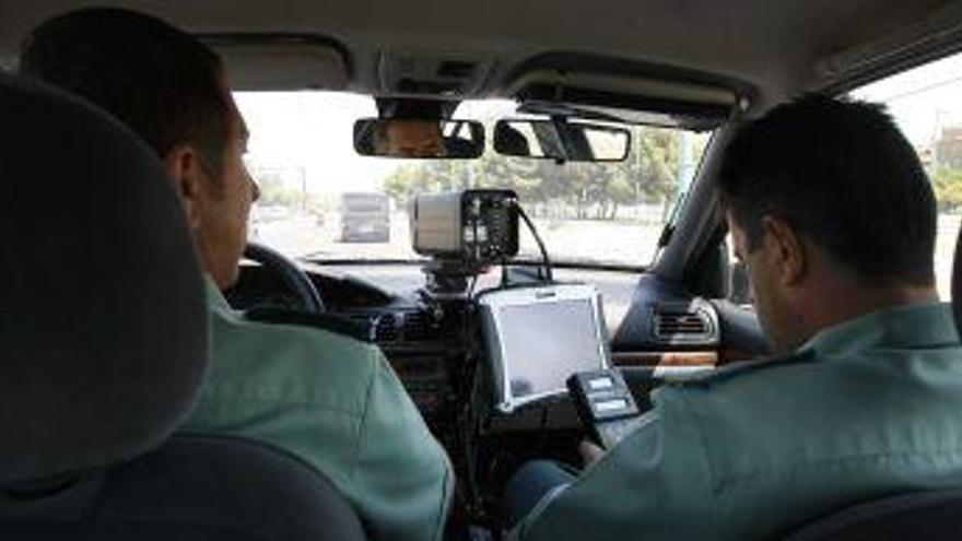 Detenidos dos conductores ebrios en Zaragoza, uno tras chocar contra semáforo