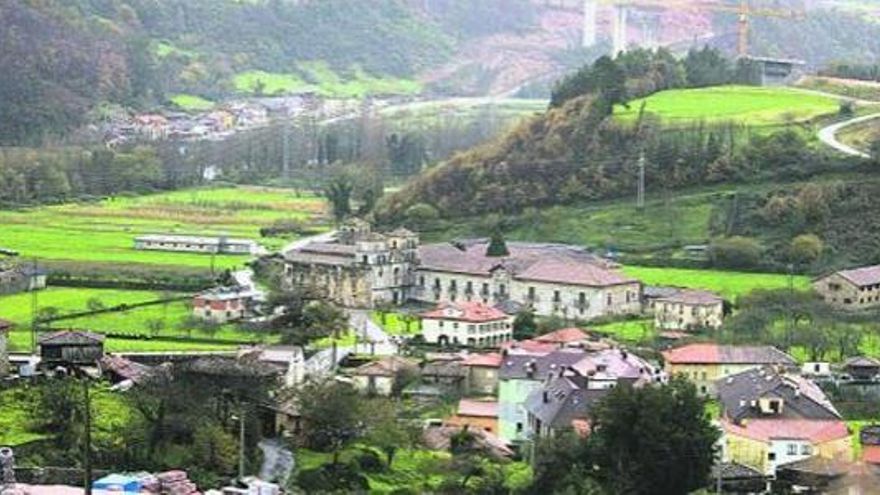 Cornellana y su monasterio, con las obras de la autovía inacabadas al fondo.