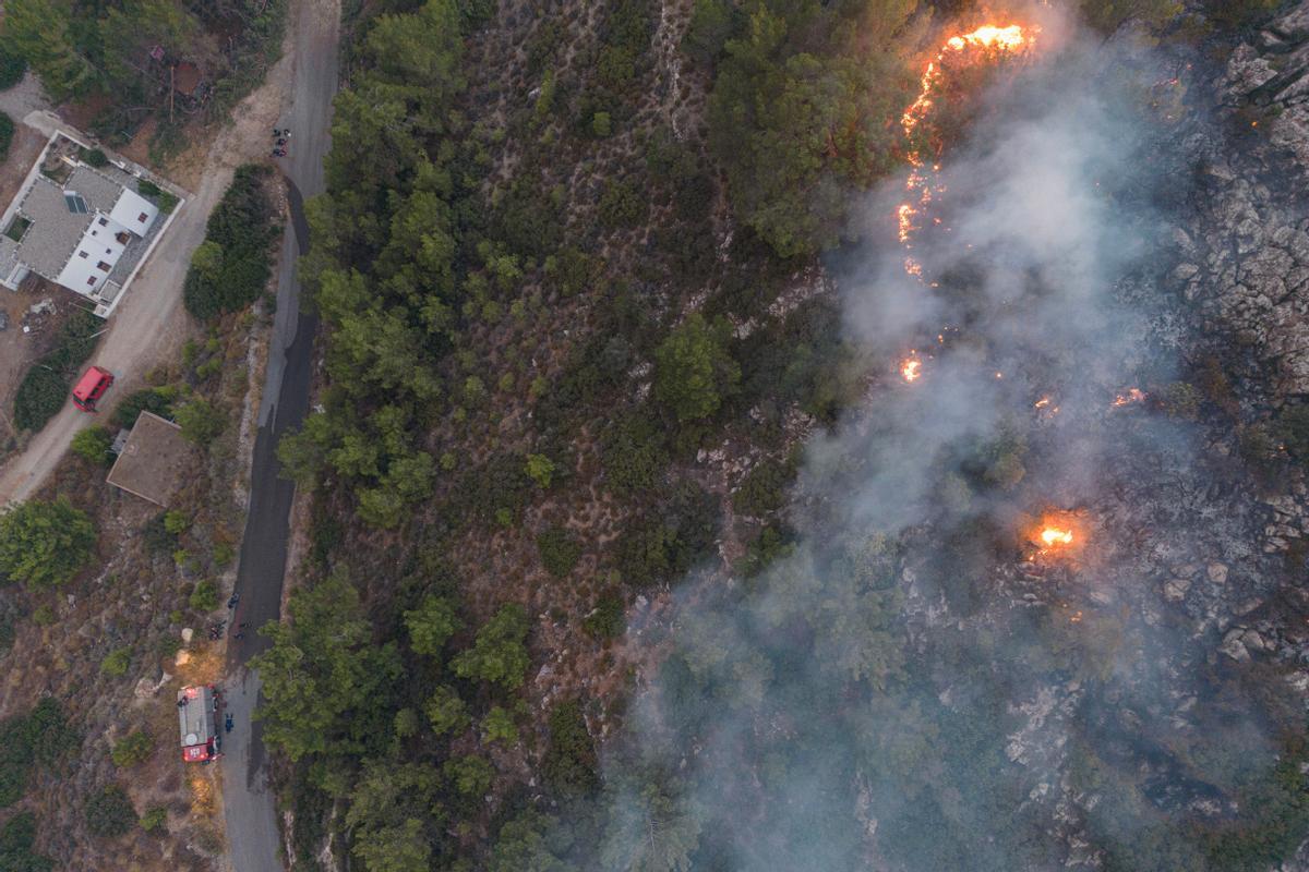 Incendios descontrolados en las islas griegas de Corfú y Rodas