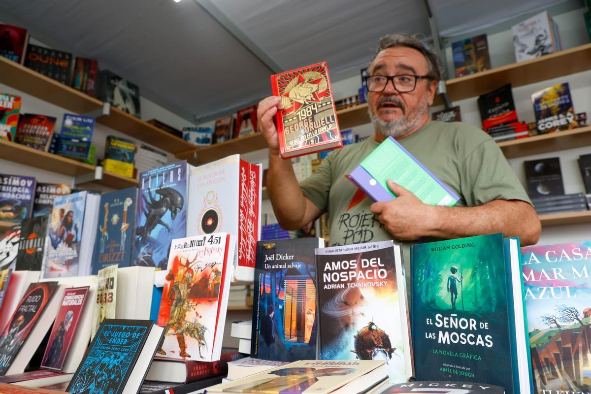 Un libro de George Orwell, en la caseta de Trencadís, junto a otras reediciones de clásicos.