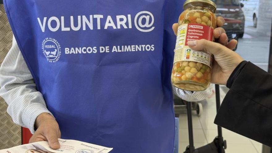 Un voluntario, durante la campaña de la ‘Gran Recogida’, en un establecimiento de Vegalsa-Eroski. | LCO