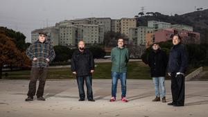 Miembros de la plataforma que lleva años peleando para que el único verde de Santa Coloma no sea el de los bloques.