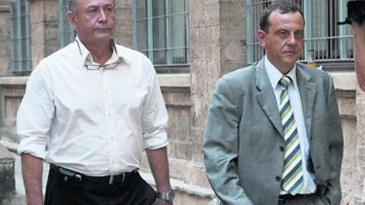 El juez José Castro y el fiscal Pedro Horrach, a la entrada de los juzgados de Palma, en agosto del 2009.