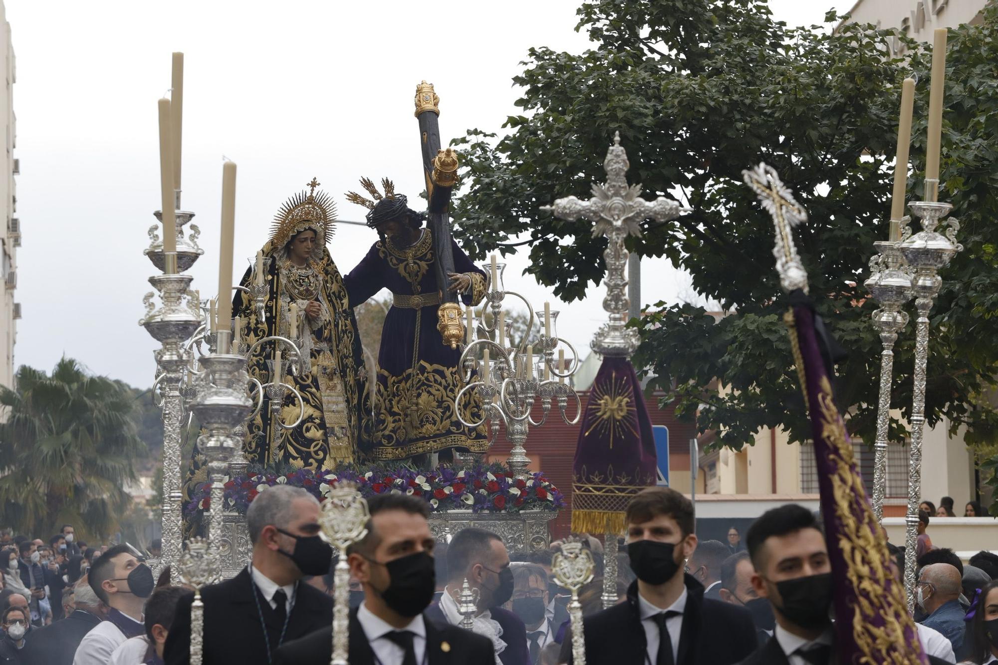 En Nueva Málaga, con más de 13 horas de procesión por delante, el Nazareno del Perdón y la Virgen de Nueva Esperanza comenzaban su peregrinación.