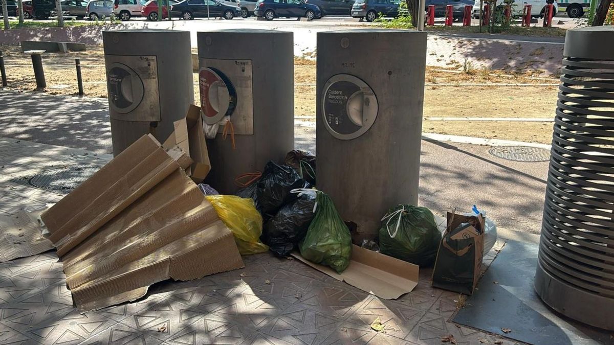 Contenedores para la recogida neumática en la Gran Via, desbordados, la semana pasada Contenedores para la recogida neumática en la Gran Via, desbordados, la semana pasada