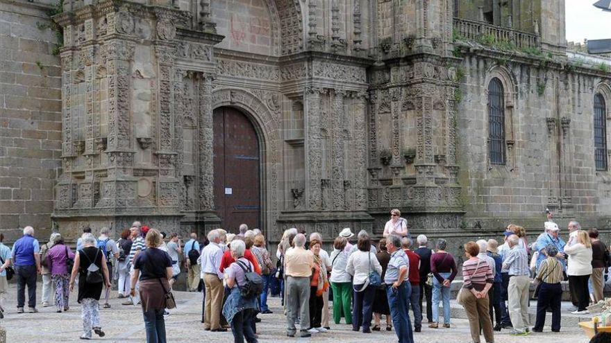 Turistas ante la catedral, cuando había grupos.
