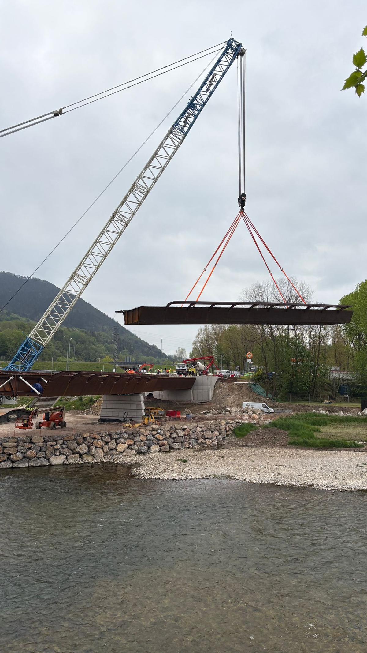 Finaliza el montaje de la estructura metálica del puente de Arriondas