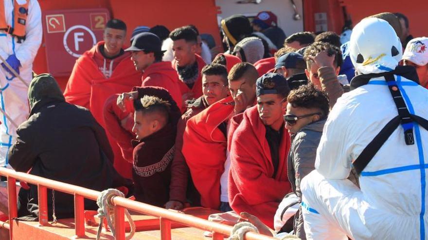 Un grupo de inmigrantes rescatado en Cádiz.