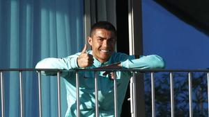 Cristiano Ronaldo, en el balcón de la habitación donde está confinado en Oeiras (Portugal).