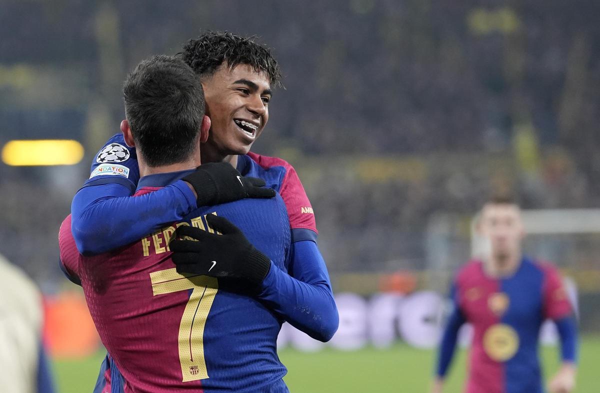 Lamine Yamal celebra con Ferran Torres uno de los goles en Dortmund.