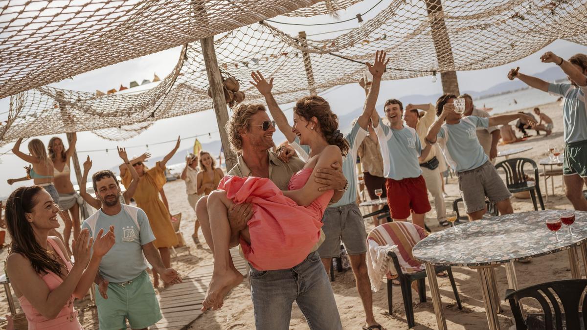 Party an der Playa - eine Szene aus &quot;König von Palma&quot;: Annet (Kristina Dörfer l.), Matti Adler (Henning Baum), Bianca Bärwald (Pia-Micaela Barucki).