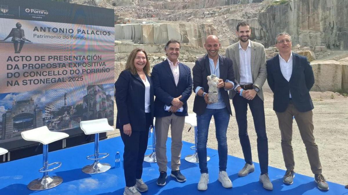 Sobre estas líneas, Ana Ortiz, Alejandro Miras, Alejandro Lorenzo, Pablo Fernández y J.A. Lorenzo, ayer en una cantera de Porriño.