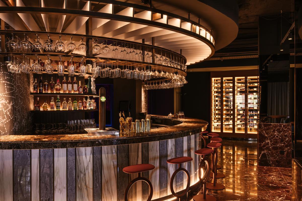 La barra de Hell's Kitchen Ibiza, donde la coctelería es protagonista.