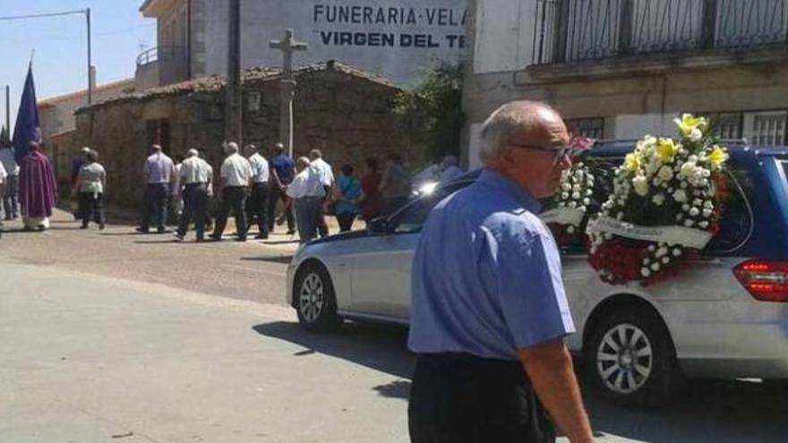 Traslado del féretro con el cuerpo de J. C. Carrascal hacia el cementerio de Torregamones.