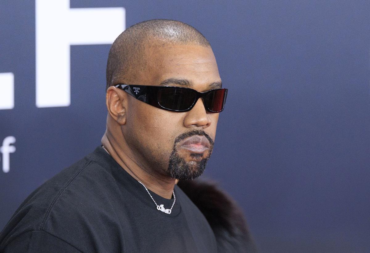 Kanye West posa en la alfombra roja en los Grammy 2025