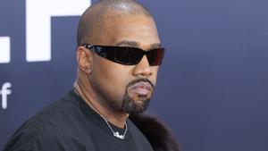 Kanye West posa en la alfombra roja en los Grammy 2025