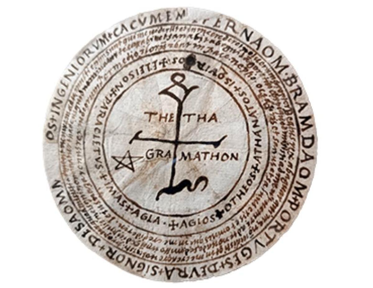 El amuleto que contiene el nombre del propietario de los libros.