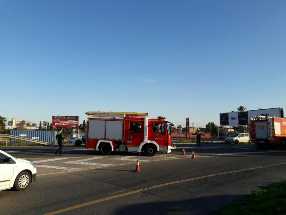 Arde una cisterna en la N-332 en Sant Joan