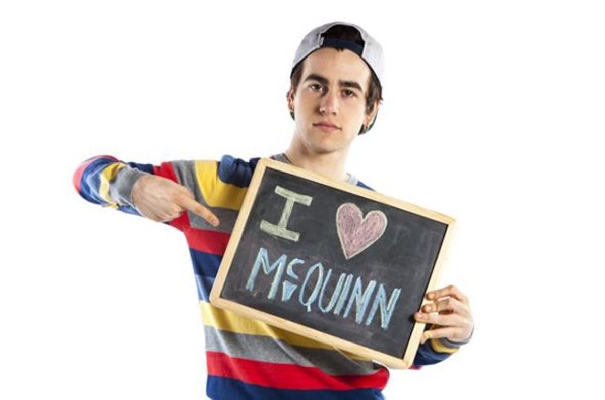 L’actor Àlex Monner posa per a la campanya de la cadena de botigues McQuinn.