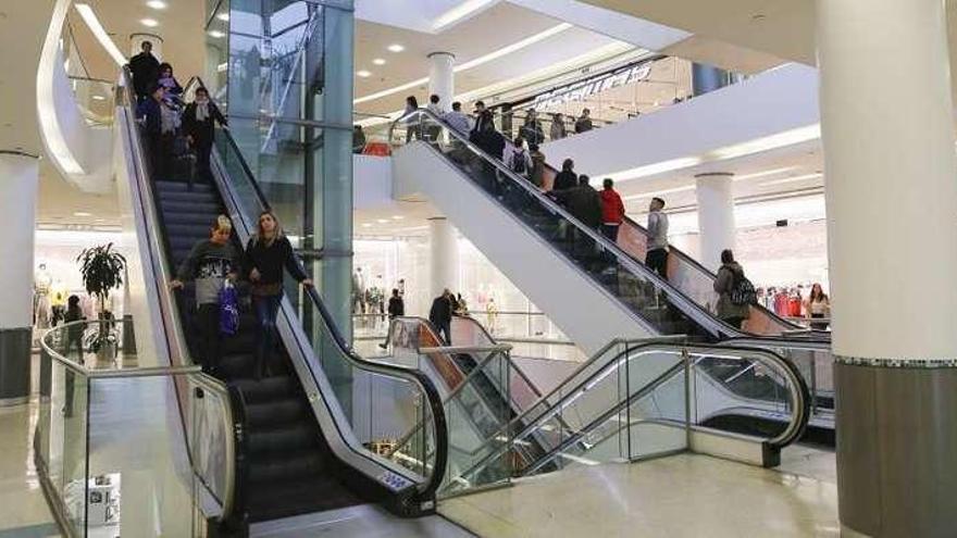 Bloque de accesos al Centro Comercial Gran Vía que será reformado. // Ricardo Grobas