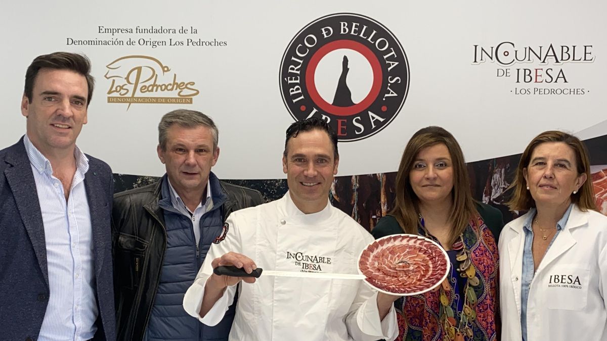 Responsables de Ibesa, con un plato de jamón con corte profesional.
