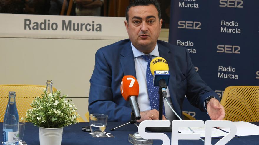 El director de Radio Murcia-Cadena SER, Domingo Camacho, en la presentación de los premios Calle Radio Murcia.