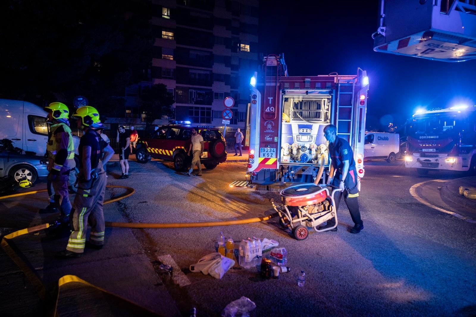 En imágenes | Desalojada la residencia Zalfonada de Zaragoza por un incendio