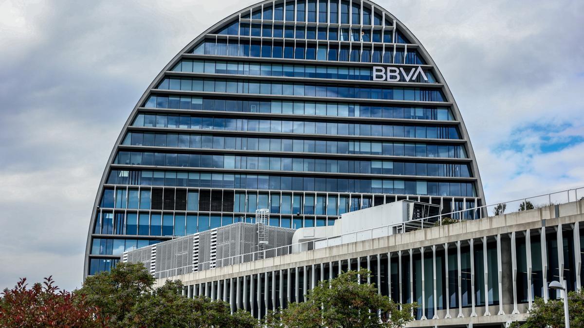 Archivo - Fachada del edificio ‘La Vela’, en la ciudad del BBVA, a 30 de abril de 2024, en Madrid (España).