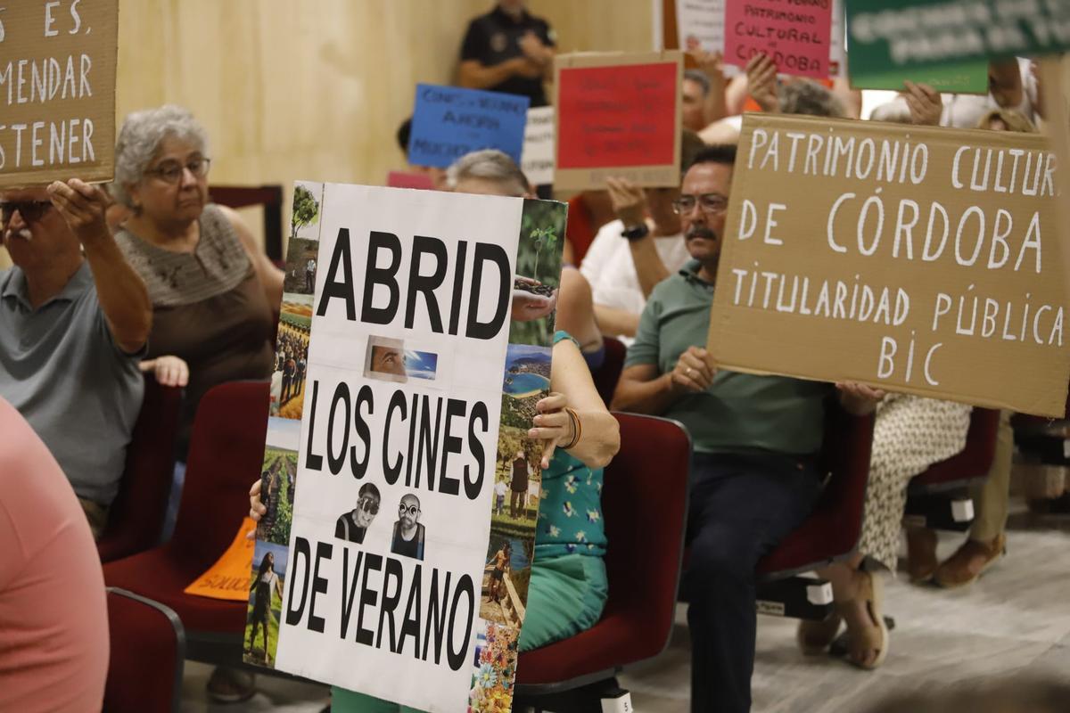 Protestas en el salón de plenos por los cines de verano.