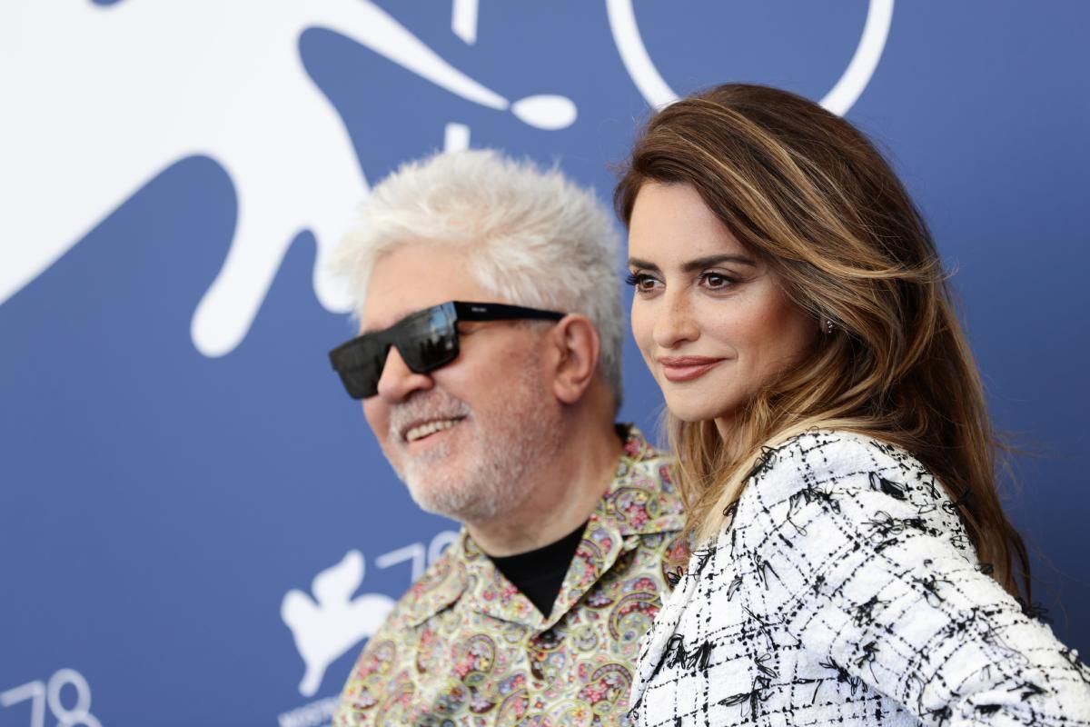 Pedro Almodóvar y Penélope Cruz llegan al Festival de Venecia para presentar la película 'Madres paralelas'