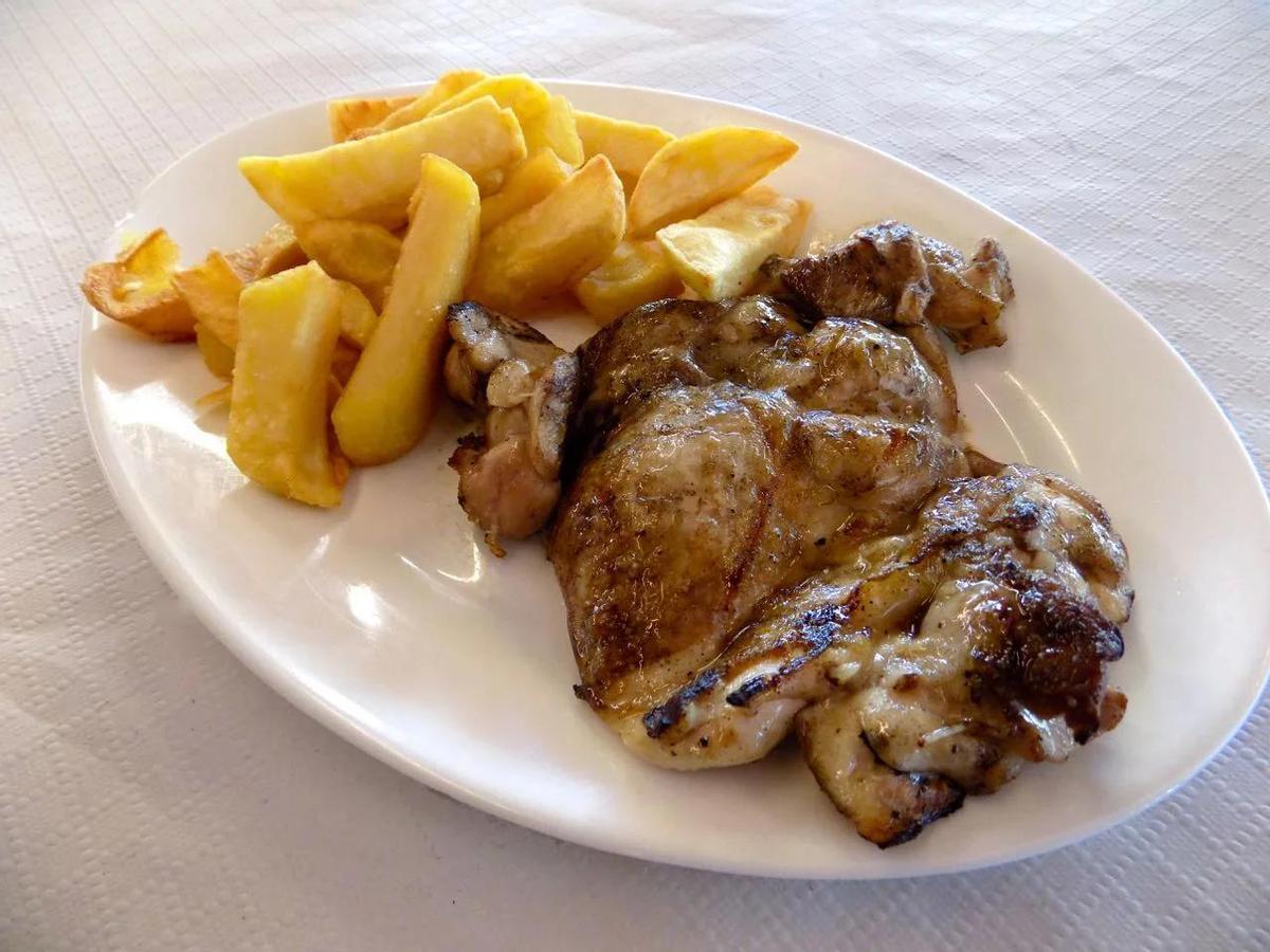 Platos de la carne de la Choza de Manuela, en Bormujos.