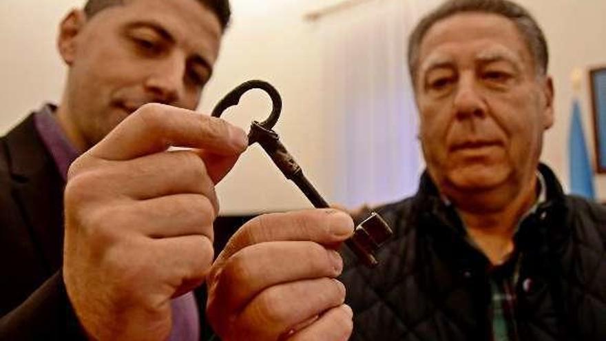 Alberto Garrido entrega la llave al alcalde. // FdV