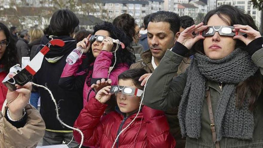 Más de mil personas siguieron la evolución del eclipse en sendos visionados en la ciudad