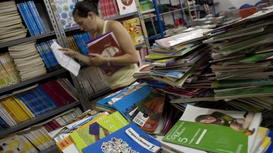 Encargada del programa de libros buscando entre las pilas recibidas