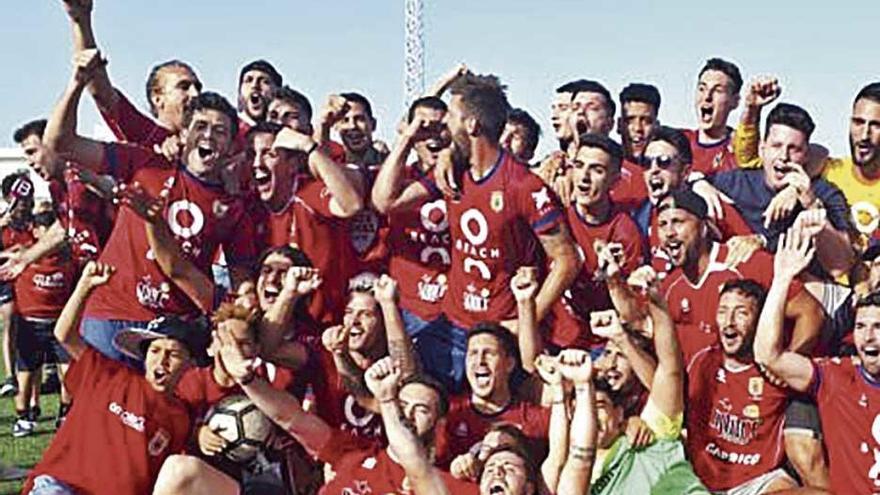 Los jugadores del Portmany celebran el ascenso.