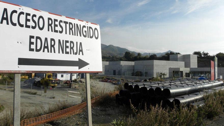 Las obras del saneamiento integral en la localidad axárquica de Nerja, considerada como «punto negro» para el vertido cero.