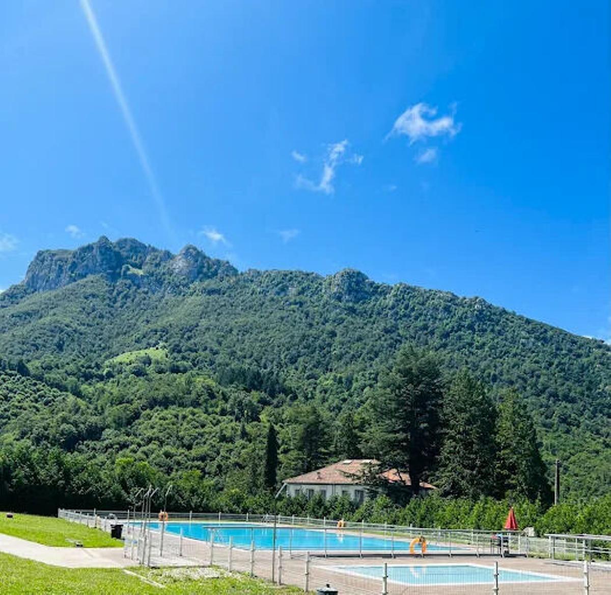Piscina  municipal de Caso.Un momento del pasado concurso.