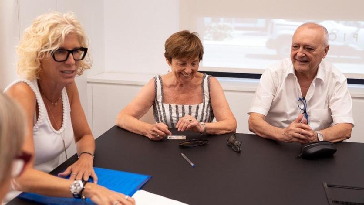 Los recién casados, a la derecha, en la notaría