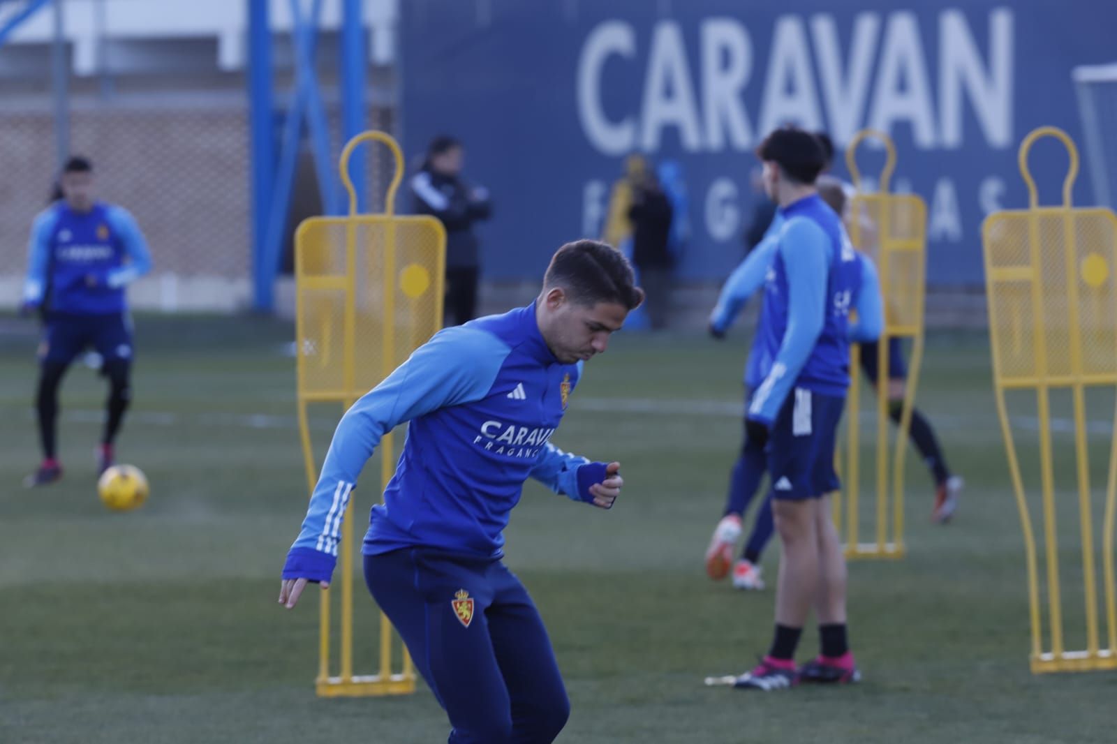 En imágenes | Primer día de Edgar Badía con el Real Zaragoza bajo el frío invernal