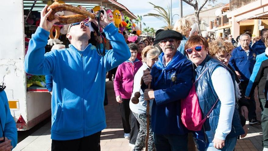 Los romeros llevan a casa a la Virgen de los Milagros