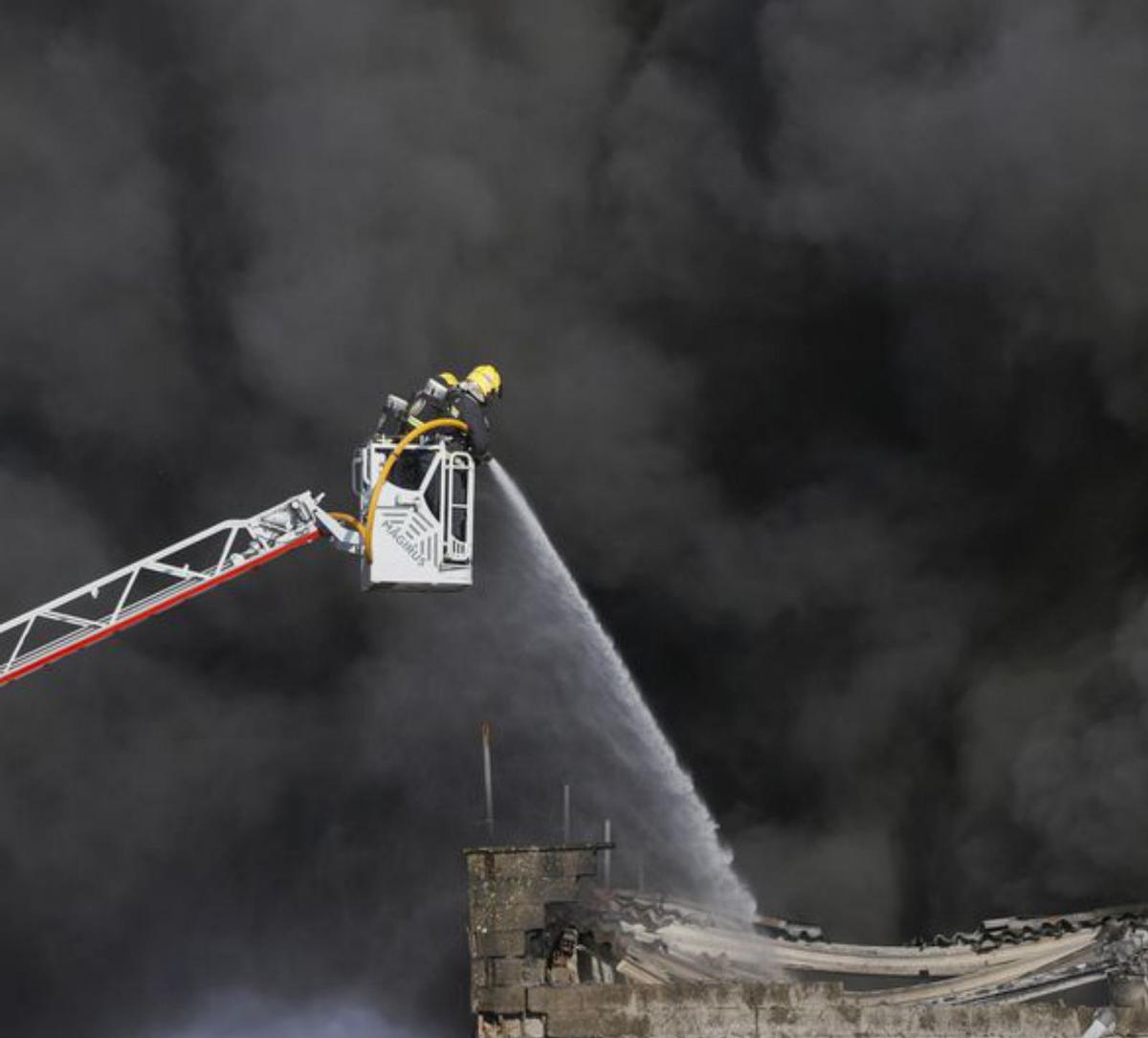 Un incendio sin heridos destruye una nave de Profand en el puerto de Sada